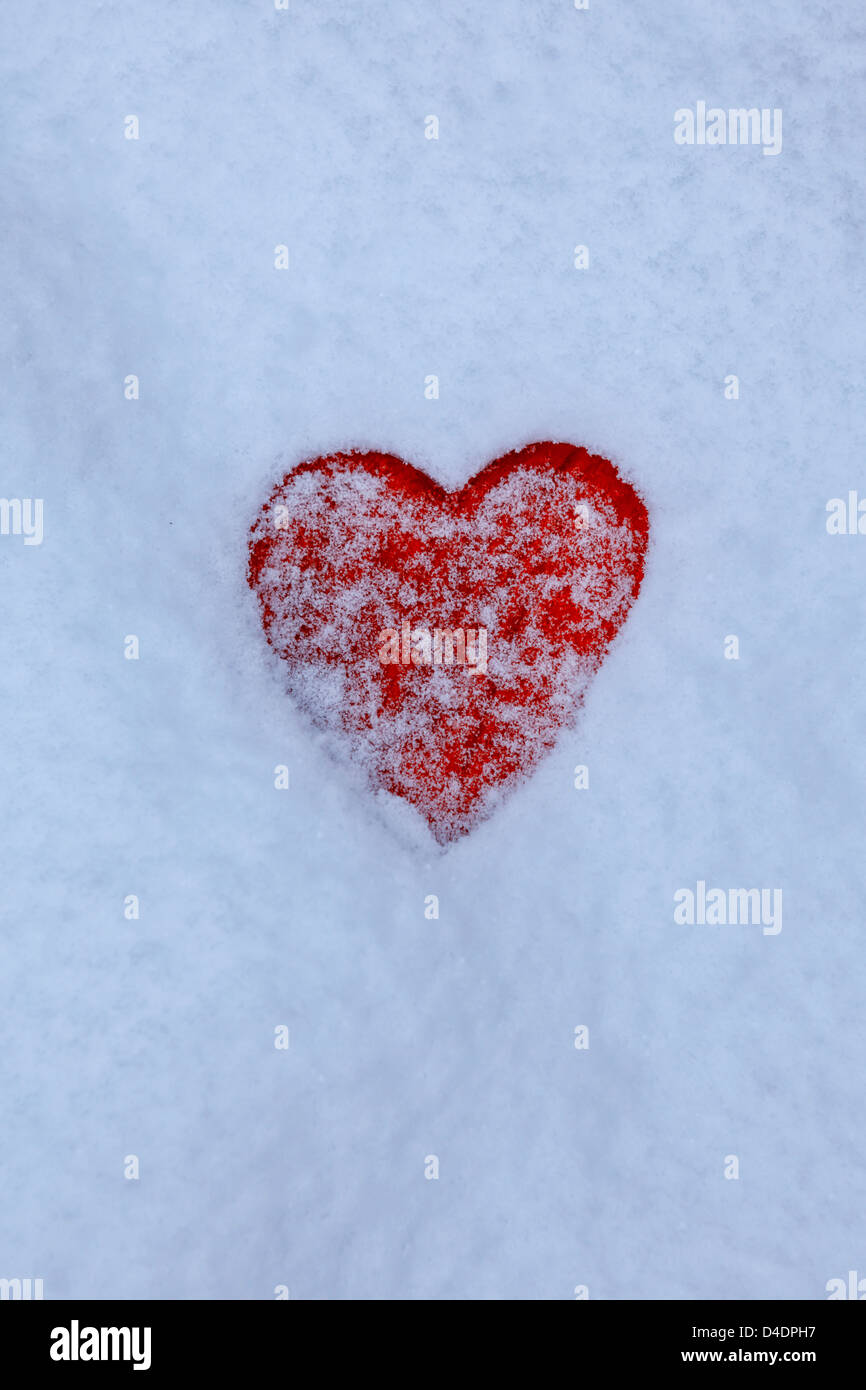 rotes Herz im Schnee Stockfoto