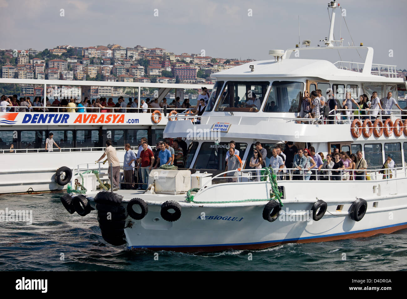 Gruppe von Reisenden, Touristen und Bürger gleichermaßen auf Passagier Fähren in Istanbul, Türkei. Stockfoto