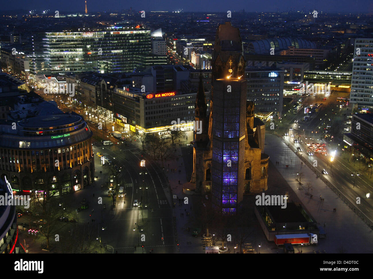 Das Bild zeigt den Kaiser-Wilhelm-Gedächtnis-Kirche in der Nacht in Berlin, Deutschland, 18. April 2008. Das Kuratorium der Stiftung Kaiser-Wilhelm-Gedächtniskirche bewertet Schäden an den alten Kirchturm und befürchtet, die dass Teile der Fassade lockern und fallen könnte. Die Kosten für die Wiederherstellung werden auf ein Minimum von 3,3 Millionen Euro summieren. Foto: Rainer Jensen Stockfoto