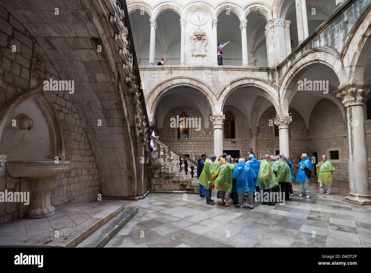 Der Herzog (Rektorenpalast) Schlosshof in Dubrovnik, Kroatien, Dalmatien Region. Stockfoto