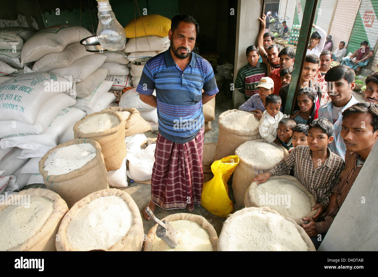 (Dpa-Datei) Die Datei im Bild datiert 10. Januar 2007 zeigt einen Reis-Stall auf einem Markt in Joydebpur, Bangladesch. Bangladesch hat einen dramatischen Anstieg der Nahrungsmittelpreise in den letzten zwölf Monaten gelitten, ein zwei-Kilogramm-Beutel Reis isst die Hälfte der täglichen Einkommen einer Familie. Der Preis für eine Tonne Reis, einer der drei Grundnahrungsmittel Weizen und Mais, stieg von 318 US-Dollar im Januar 2007 Stockfoto