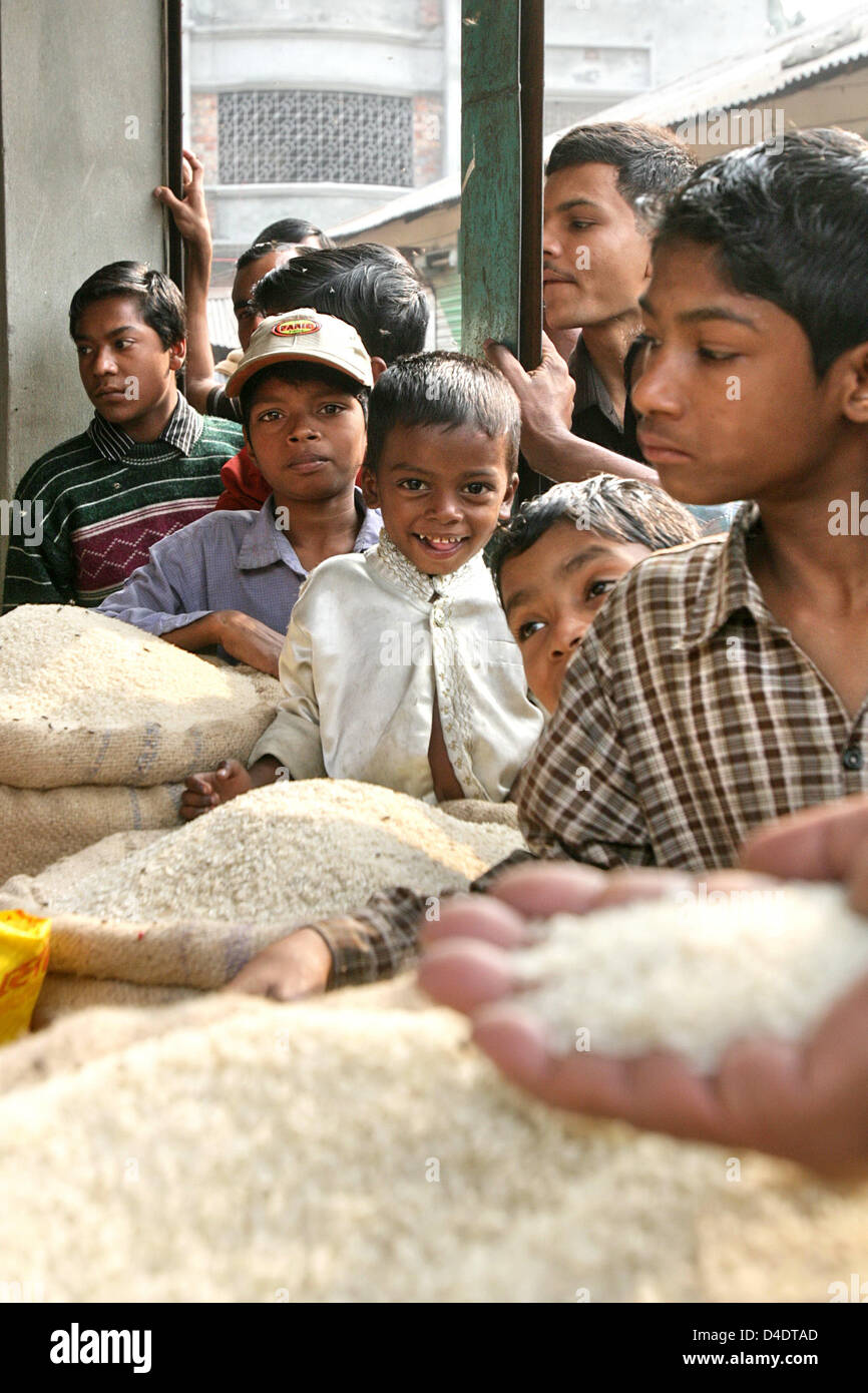 (Dpa-Datei) Die Datei im Bild datiert 10. Januar 2007 zeigt einen Reis-Stall auf einem Markt in Joydebpur, Bangladesch. Bangladesch hat einen dramatischen Anstieg der Nahrungsmittelpreise in den letzten zwölf Monaten gelitten, ein zwei-Kilogramm-Beutel Reis isst die Hälfte der täglichen Einkommen einer Familie. Der Preis für eine Tonne Reis, einer der drei Grundnahrungsmittel Weizen und Mais, stieg von 318 US-Dollar im Januar 2007 Stockfoto