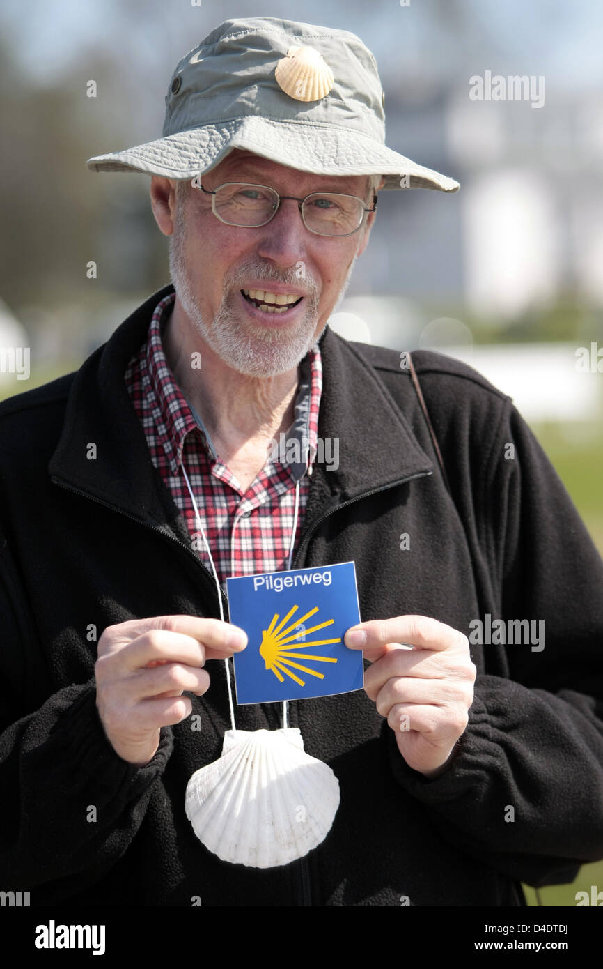 Pilger Klaus Letule markiert den Camino de Santiago mit einem Aufkleber an der Elbe in Wedel, Deutschland, 22. April 2008. Eine Fähre bringt die Pilgim auf der Elbe nach Niedersachsen, Köln, und dann nach Frankreich und Spanien. Die 120 Kilometer lange Etappe von Lübeck nach Wedel wird am 26. und 27. April in der Camino de Santiago Anspruch eingeweiht. Foto: ULRICH PERREY Stockfoto