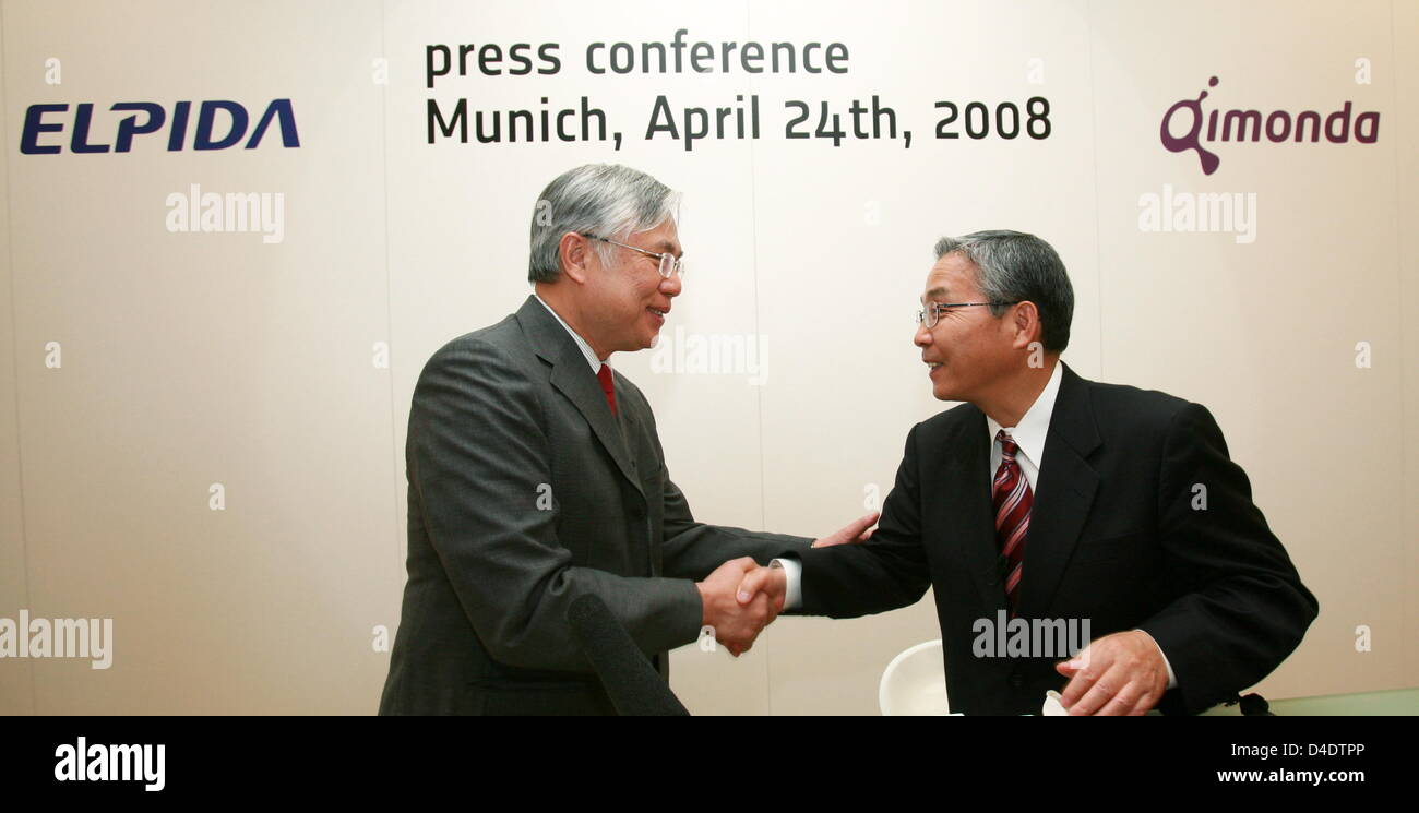 CEO der Speicher Qimonda AG, Kin Wah Loh (L) und Yukio Sakamoto (R), Präsident der Speicher-Chip-Hersteller Elpida, schütteln Hände in München, Deutschland, 24. April 2008. Qimonda schließt eine technische Zusammenarbeit mit dem japanischen Konkurrenten Elipa. Die Unternehmen haben eine gemeinsame Absichtserklärung unterzeichnet, sagte Infineon-Tochter Qimonda in München am 24. April. Foto: TOBIAS HASE Stockfoto