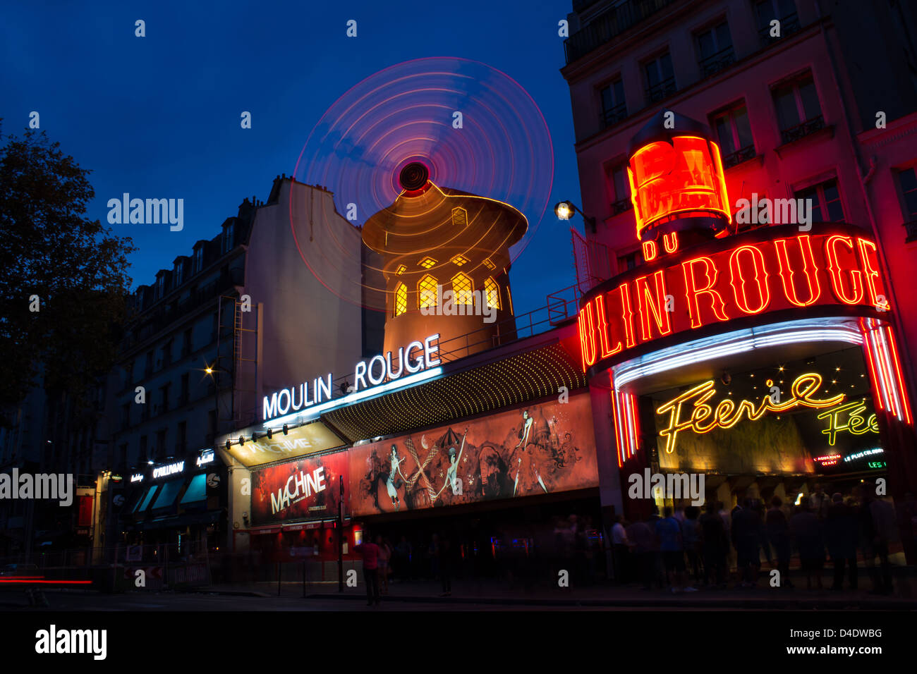 Boulevard de Clichy in Paris, Frankreich, 13. September 2012, Moulin Rouge Kabarett in der Nacht mit der Spinnerei auf dem Dach... Stockfoto