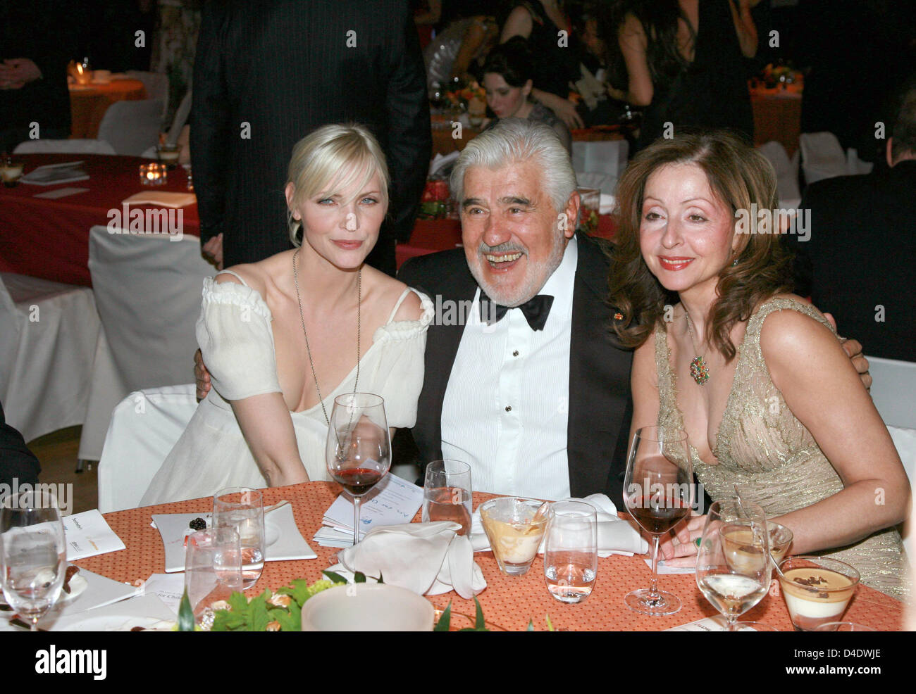 Model Nadja Auermann (L-R), posieren Schauspieler Mario Adorf und Sängerin Vicky Leandros auf der Party nach "Unschuld in Gefahr"-Gala im Hotel Grand Hyatt in Berlin, Deutschland, 26. April 2008. 480 Gäste trat die Gala gegen Kinder Missbrauch im Internet übernehmen. Foto: JENS KALAENE Stockfoto