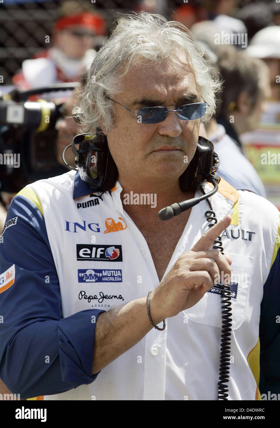 Renault Team wichtigsten italienischen Flavio Briatore Gesten während des Formel 1 Grand Prix von Spanien am Circuit de Catalunya in Barcelona in der Nähe von Barcelona, Spanien, 27. April 2008. Alonso beendete den Grand Prix von Spanien. Foto: Dpa/Pool Manu Fernandez Stockfoto