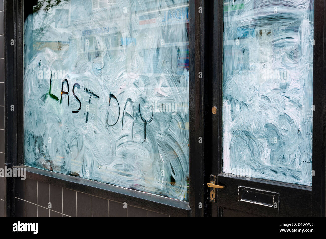 Geschlossen Shop mit letzter Tag auf dem Schaufenster geschrieben, Großbritannien Stockfoto