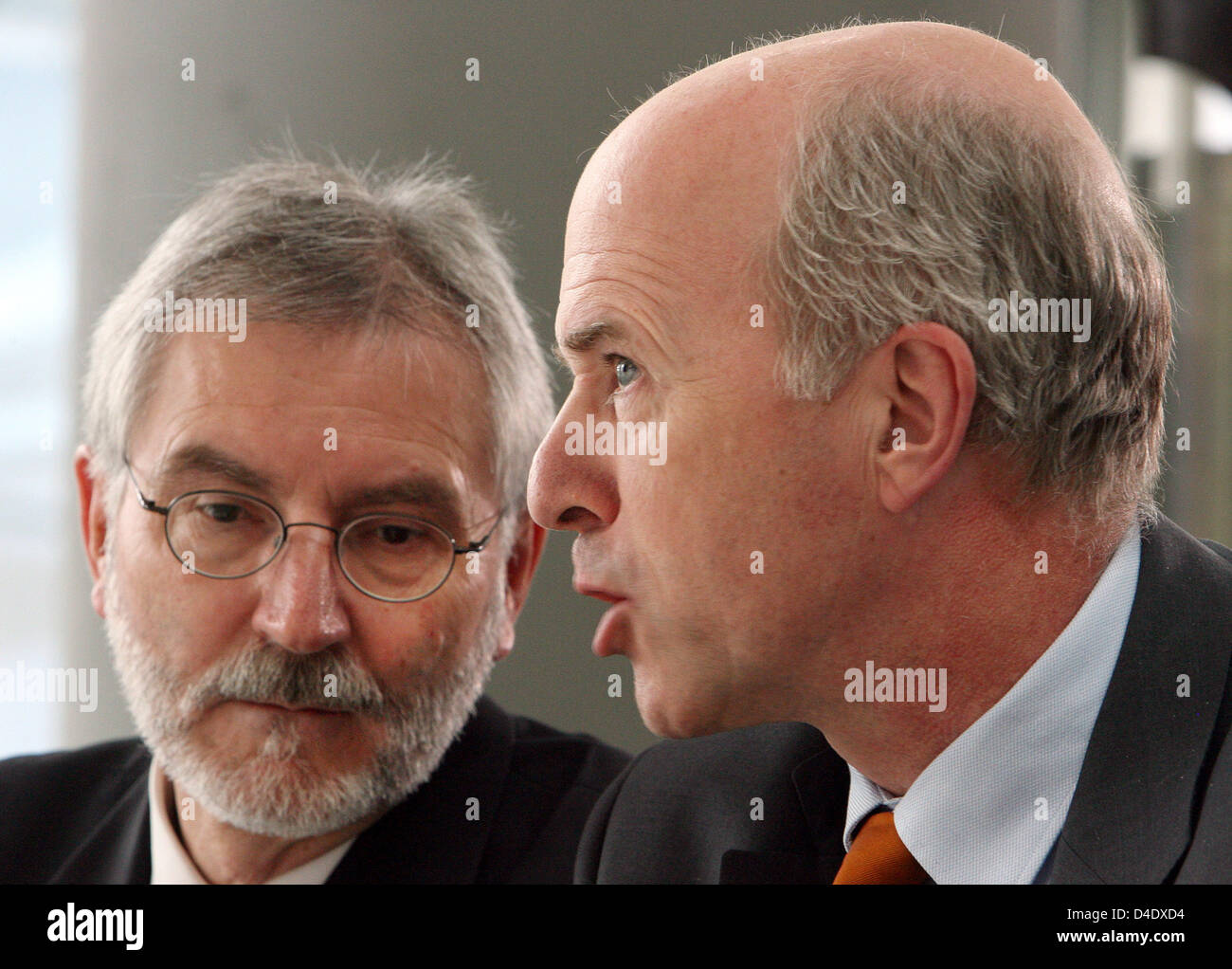 CEO von Opel, Hans Demant (L) und Präsident der Eigentümer General Motors, Carl-Peter Foster, sprechen auf einer Pressekonferenz in Rüsselsheim, Deutschland, 30. April 2008. Opel plant Investitionen von 9 Milliarden Euro bis 2012 um 20 neue Pkw-Modelle zu entwickeln, die deutschen Standorte und heutigen Neuentwicklungen zu konsolidieren. Foto: BORIS ROESSLER Stockfoto