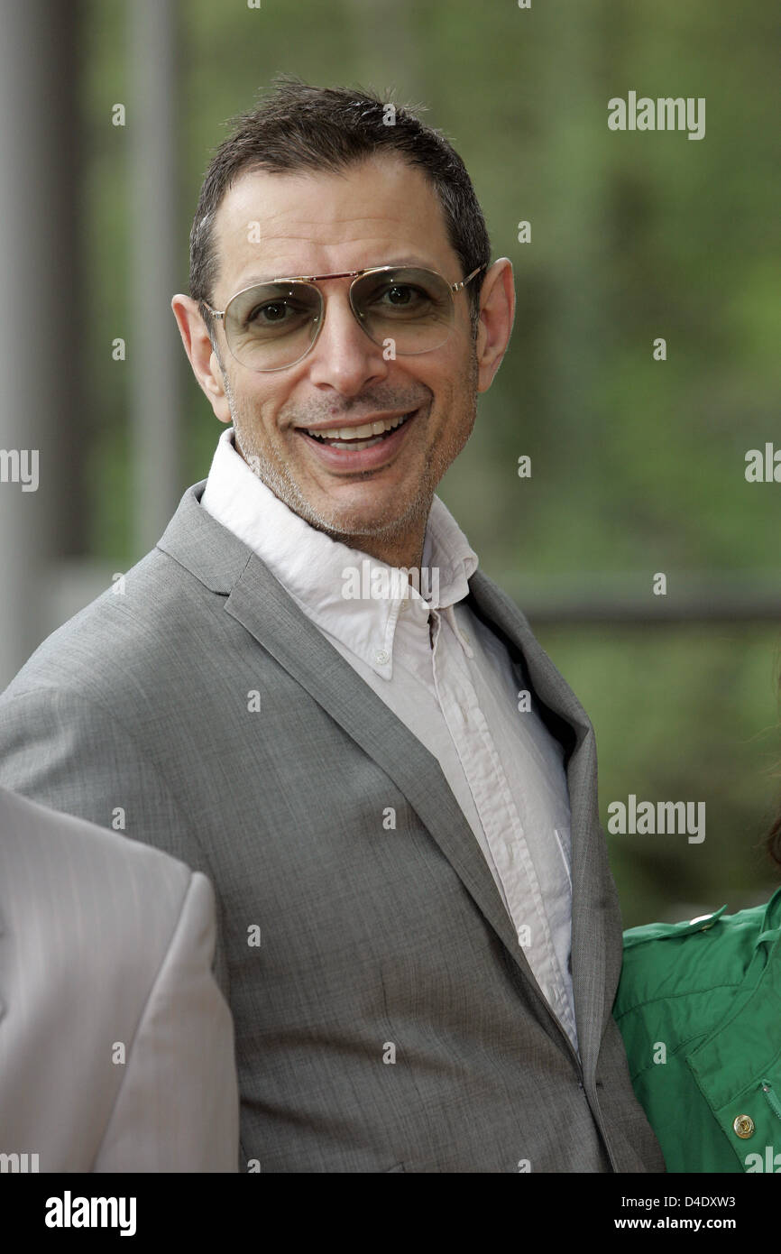 US-Schauspieler Jeff Goldblum stellt bei einer Pressekonferenz auf dem Theaterstück "Speed The Plow" beim Ruhrfestspiele Festival in Recklinghausen, Deutschland, 2. Mai 2008 bereitgestellt werden. Werke von US-Autoren werden in den Fokus in diesem Jahr sechs Wochen langen Festival, Mamets "Speed The Plow" Premieren am 03 Mai. Foto: Jörg CARSTENSEN Stockfoto