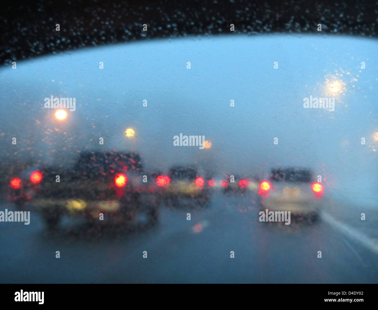 Verkehr an einem regnerischen nassen Highway in der Abenddämmerung Stockfoto