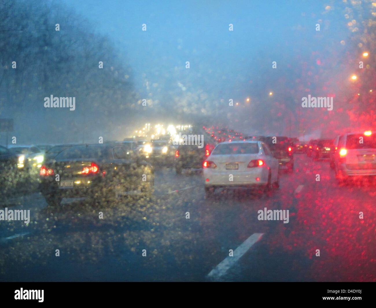 Verkehr an einem regnerischen nassen Highway in der Abenddämmerung Stockfoto