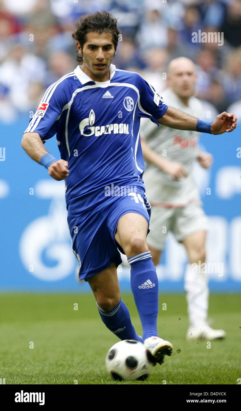 Schalke Halil Altintop befindet sich auf dem Ball in der deutschen Bundesliga-Spiel Schalke 04 V Hannover 96 VeltinsArena Stadium Gelsenkirchen, Deutschland, 3. Mai 2008. Das Spiel endete mit einem 1: 1-Unentschieden. Foto: Franz-Peter Tschauner Stockfoto