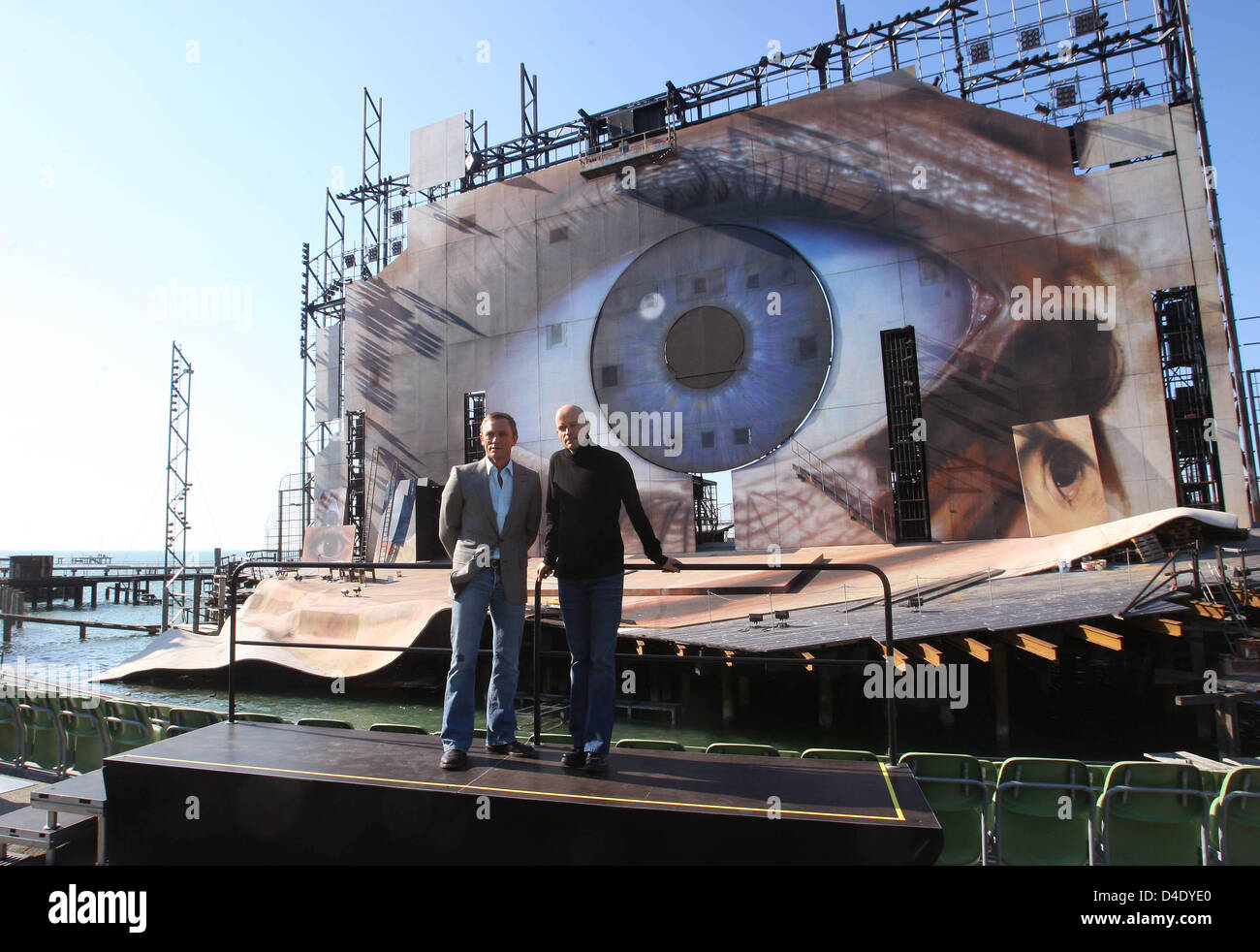 Britischer Schauspieler in "James Bond" Daniel Craig (L) und Direktor Marc Forster (R) posieren für ein Foto-Shooting auf der Bühne des Open-Air-Theater "Festbuehne" in Konstanz, Österreich, 6. Mai 2008. Die neueste James Bond-Film "Quantum of Solace" ist derzeit in Bregenz gedreht. Es wird voraussichtlich im November 2008 in den Kinos starten. Foto: KARL-JOSEF HILDENBRAND Stockfoto