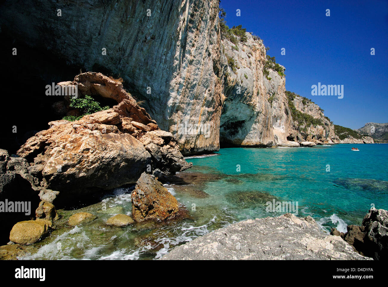 Meer und Felsen in der Bue Marino Höhlen Eingang, Cala Gonone Küste, Golf von Orosei, Sardinien, Italien Stockfoto