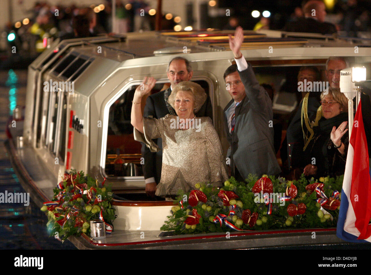 Königin Beatrix der Niederlande (L) begrüßt ihren Untertanen als verlässt nach der Teilnahme an einem Konzert während der Feierlichkeiten der nationalen Befreiung-Tag in Amsterdam, die Niederlande, 5. Mai 2008 mit dem Boot auf dem Fluss Amstel. Der Tag markiert die Befreiung der Niederlande im Jahr 1944 während des zweiten Weltkriegs. Foto: Patrick van Katwijk Stockfoto