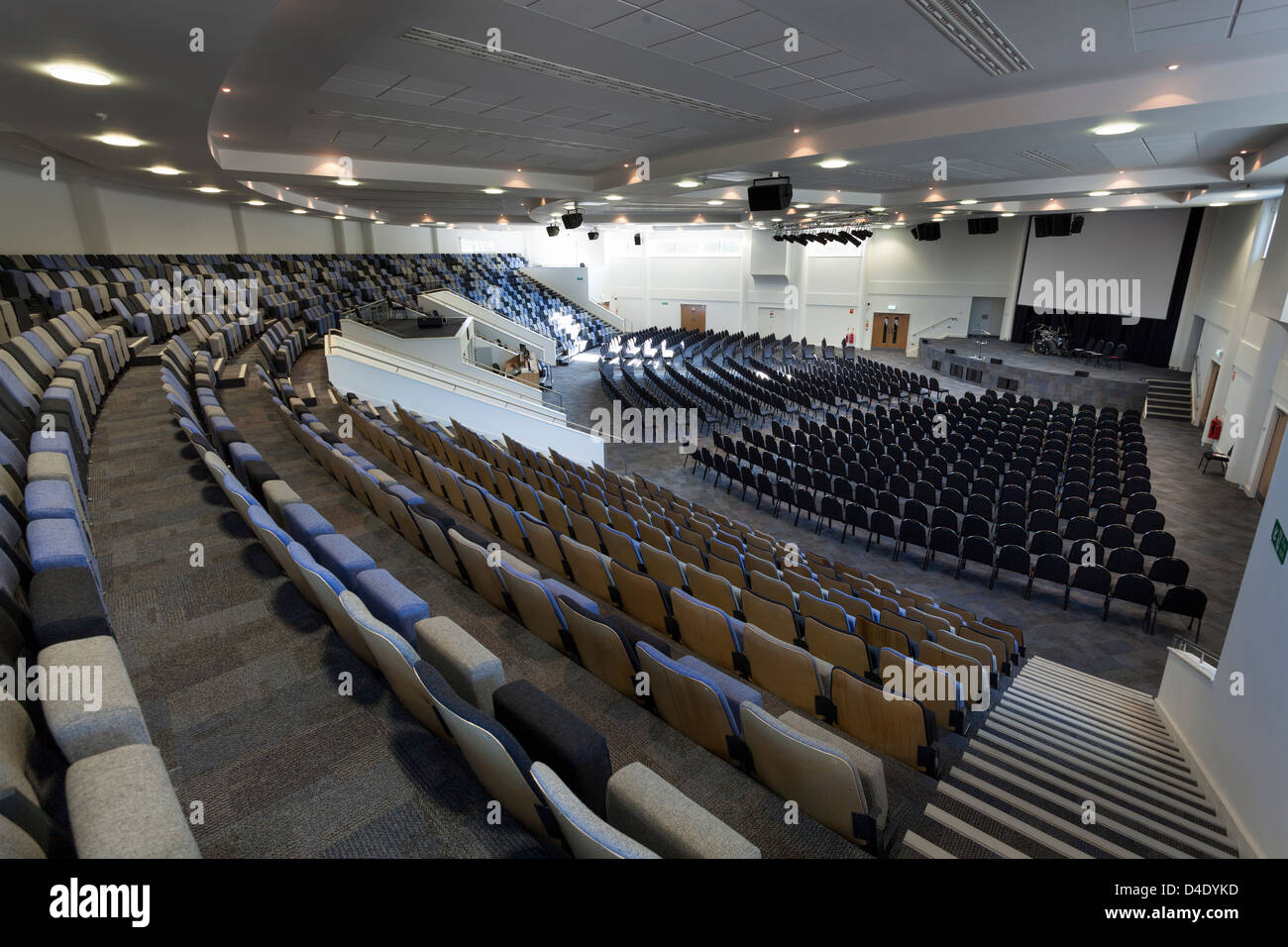 Kings Community Church moderne Kirche, hold1200 Menschen mit abgestufte Sitzgelegenheiten. Stockfoto