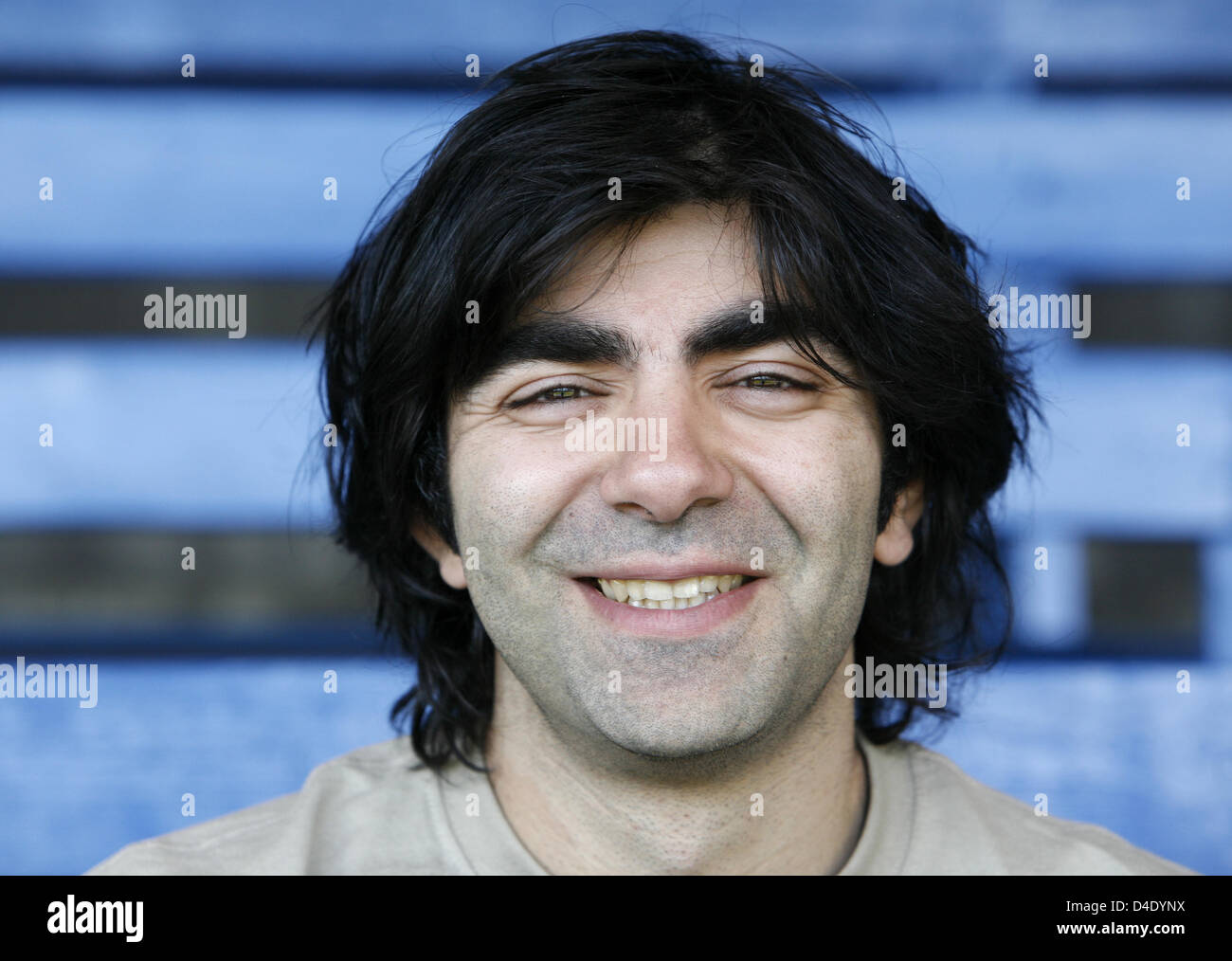 Deutsch-türkische Regisseur Fatih Akin lächelt auf der Tribüne des fünften Liga Vereins SC Victoria Hamburg, Germany, 23. April 2008. Stark profilierte Filmemacher Akin und seine Agentur veranstalten ein Benefiz-Fußballspiel namens "Kicken Mit Herz" (Kick es gutmütig), am 4. Mai 2008 mit VIPs aus Film, Fernsehen, Musik und show-Business. 4. Mai markiert die 20. Jahrestag o Stockfoto