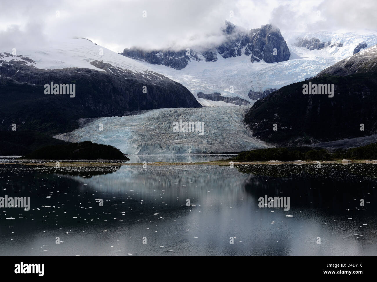Der westlichen Hauptast des Pia Gletschers stürzt sich in Garibaldi Fjord aus die Straße von Magellan. Stockfoto