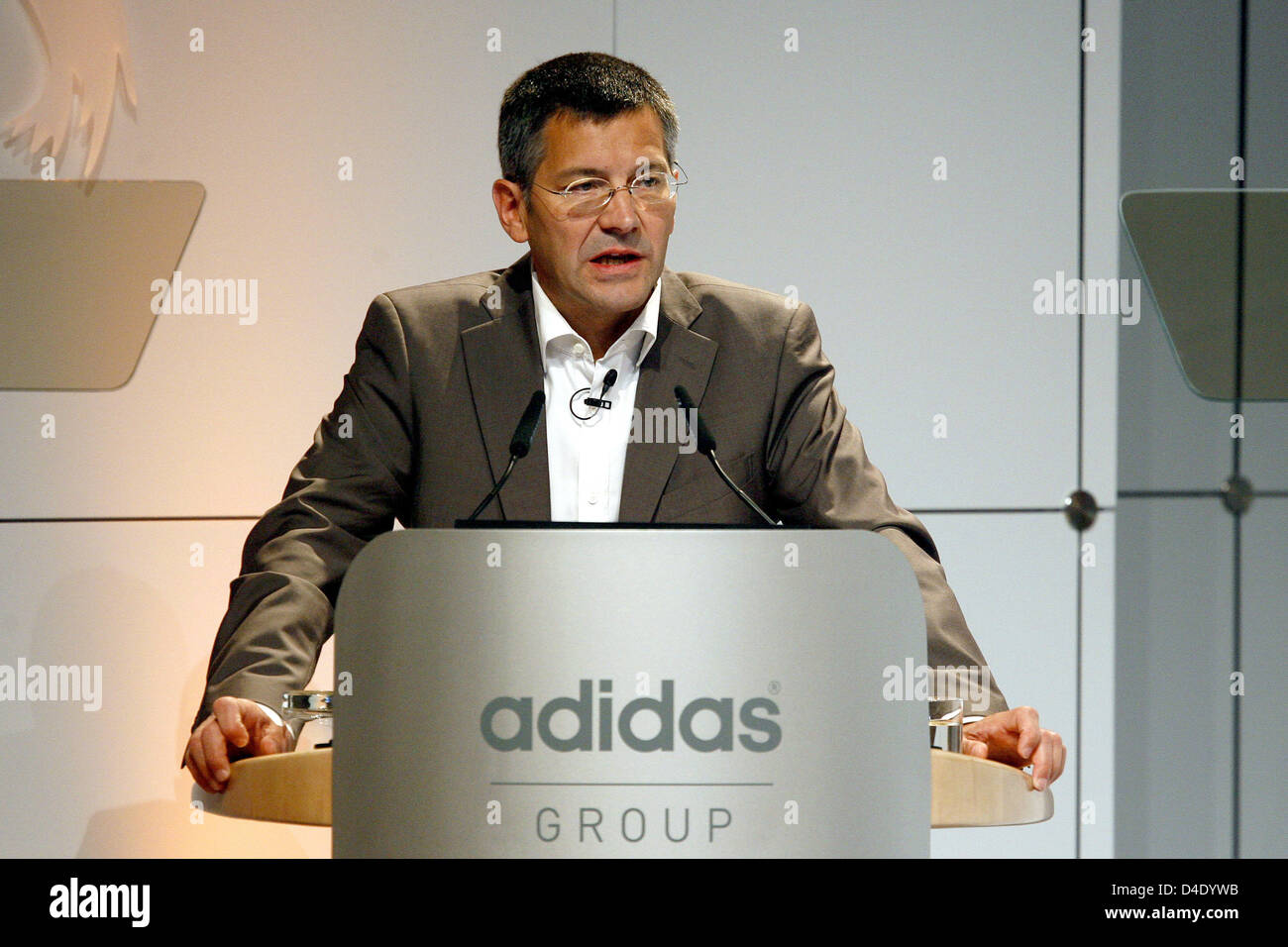 Adidas-CEO Herbert Hainer hält eine Rede auf der Hauptversammlung der  Gesellschaft in Fürth, Deutschland, 8. Mai 2008. Hainer bekräftigte sein  Ziel, der deutschen Marke führenden Sportartikelhersteller der Welt zu  machen. Er räumte