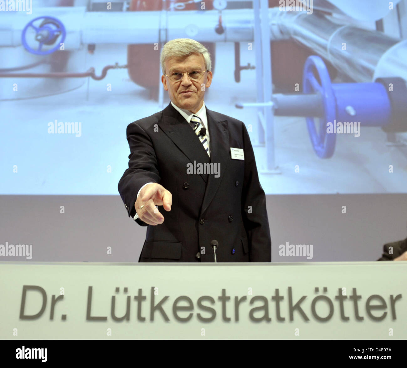 HOCHTIEF-Chef Herbert Luetkestratkoetter Gesten vor der Hauptversammlung des Unternehmens in Essen, Deutschland, 8. Mai 2008. Das Unternehmen plant eine Rekorddividende Aufstieg auf 1,30 Euro als Gewinn um 58 Prozent auf 140,7 Millionen Euro gesteigert wurden. Foto: Achim Scheidemann Stockfoto