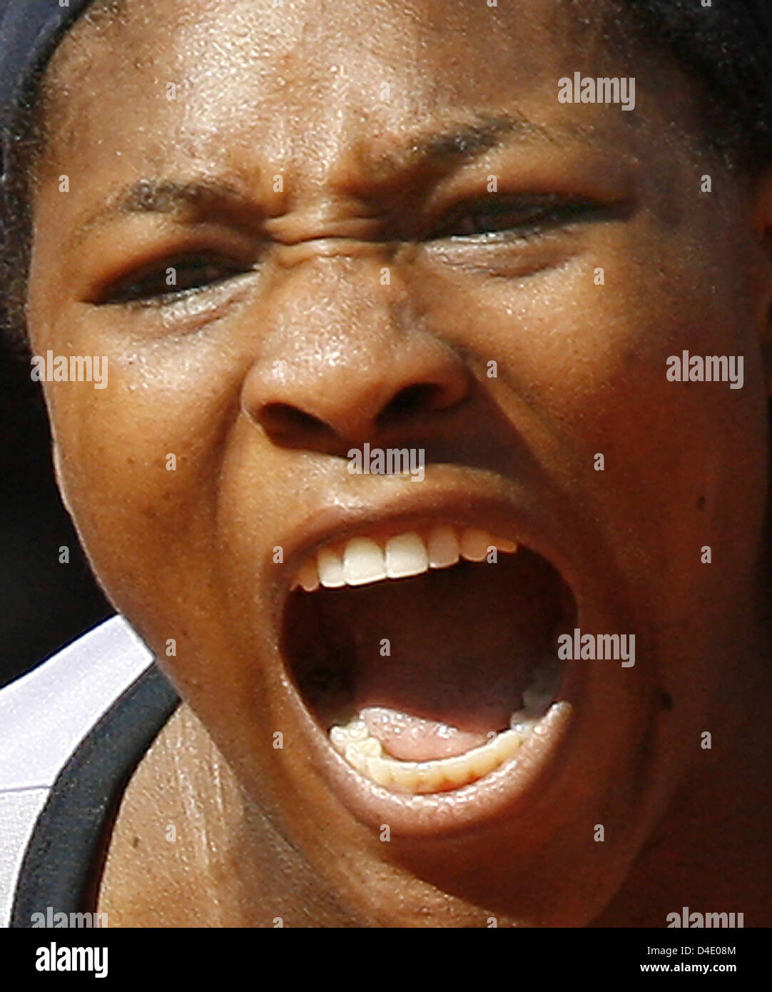 Serena Williams aus den USA ist frustriert in ihrem Viertelfinale Match gegen Dinara Safina Russlands bei den WTA German Open in Berlin, Deutschland, 8. Mai 2008. Safina besiegte Williams 2-6, 6-1, 7-6. Foto: WOLFGANG KUMM Stockfoto