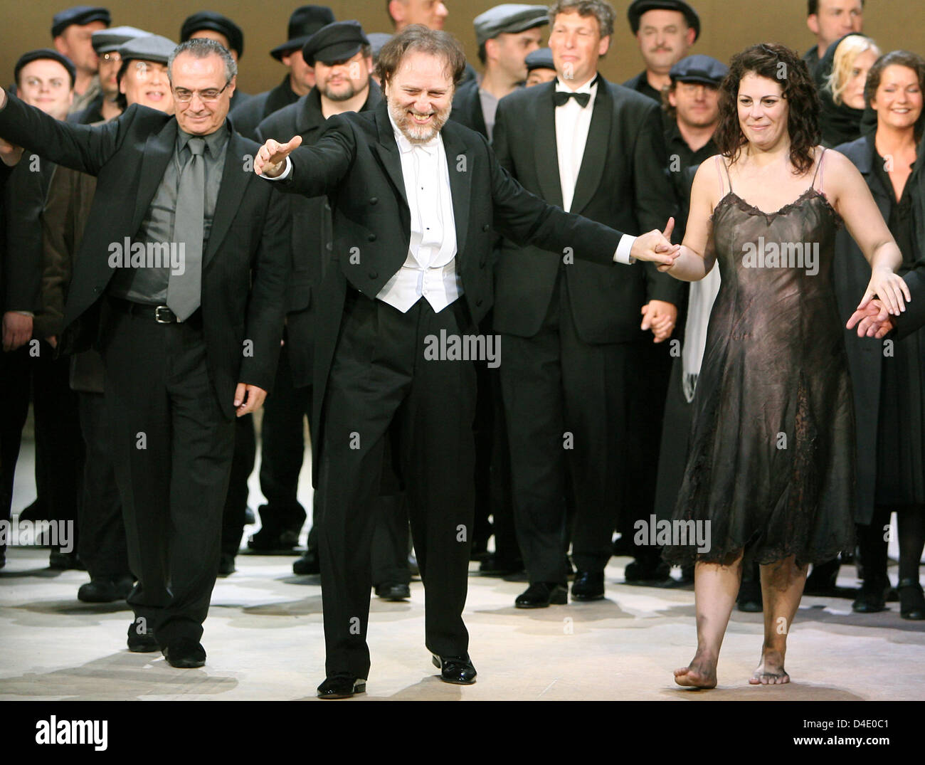 (R-L) US-Sopranistin Sondra Radvanovsky, italienische Maestro Riccardo Chailly, und Regisseur Giancarlo del Monaco genießen den Applaus nach die Weltpremiere von "Manon Lescaut" von italienischen komponieren Giacomo Puccini (1858-1924) in seiner ursprünglichen Fassung von 1893 an der Gewandhaus-Oper Leipzig, Deutschland, 9. Mai 2008. Die komplette und originale Version von Puccinis Oper hatte nicht seit inszeniert Stockfoto