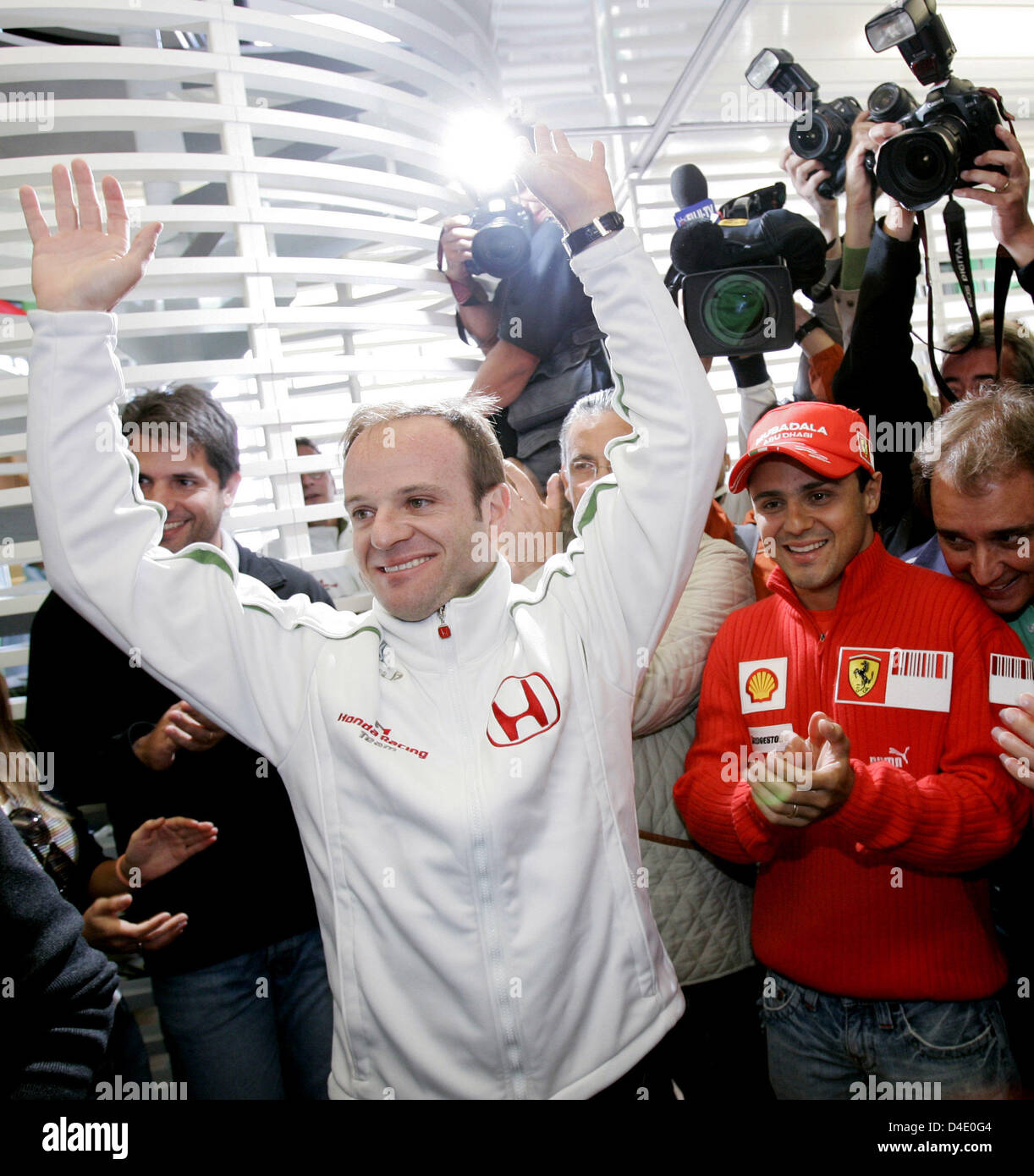 Brasilianischer Formel-1-Fahrer Rubens Barrichello Honda F1 (L) und seinem Landsmann Felipe Massa Scuderia Ferrari (R) Pose während der Feierlichkeiten zum Grand Prix Barrichello aufzeichnen auf Istanbul Park Circuit in Istanbul, Türkei, 10. Mai 2008. Barrichello feiert sein 257. Rennen übertraf damit den Rekord von italienischen Riccardo Patrese seit 1993 zu Formel1 die meisten exp Stockfoto