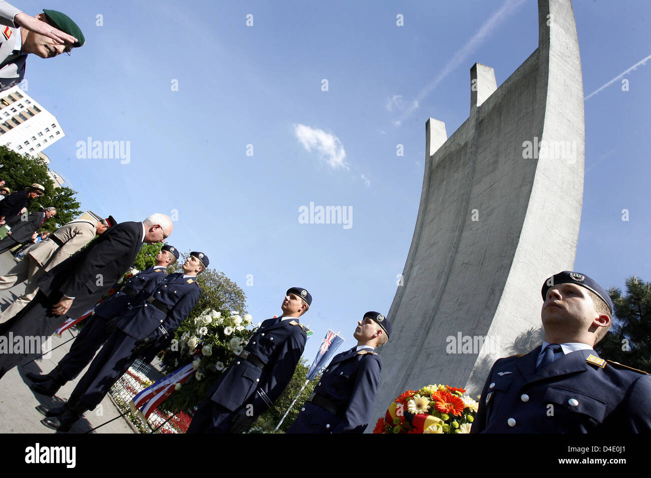 Eine Kranzniederlegung gedenkt der 59. Jahrestag des Endes der Berlin-Blockade an der Luftbrücke-Denkmal auf dem Flughafen Tempelhof in Berlin, Deutschland, 12. Mai 2008. Nach 462 Tage verlassen die Sowjets die Trennung von den drei Westsektoren von Berlin aus allen Zugängen am 12. Mai 1949. Davor hatten die Amerikaner und die Briten die legendären Luftbrücke organisiert Stockfoto