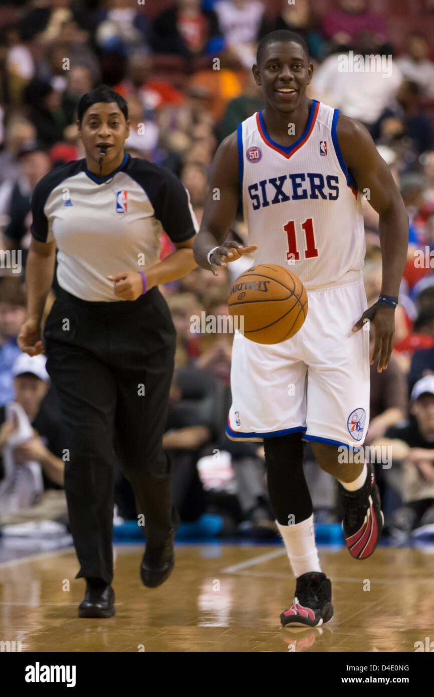 11. März 2013: Philadelphia 76ers point Guard Jrue Holiday (11) bringt den Ball auf das Gericht mit Schiedsrichter violett Palmer (12) neben ihm während des NBA-Spiels zwischen der Brooklyn Nets und die Philadelphia 76ers im Wells Fargo Center in Philadelphia, Pennsylvania. Die Philadelphia 76ers schlagen die Brooklyn Nets, 106-97 Stockfoto