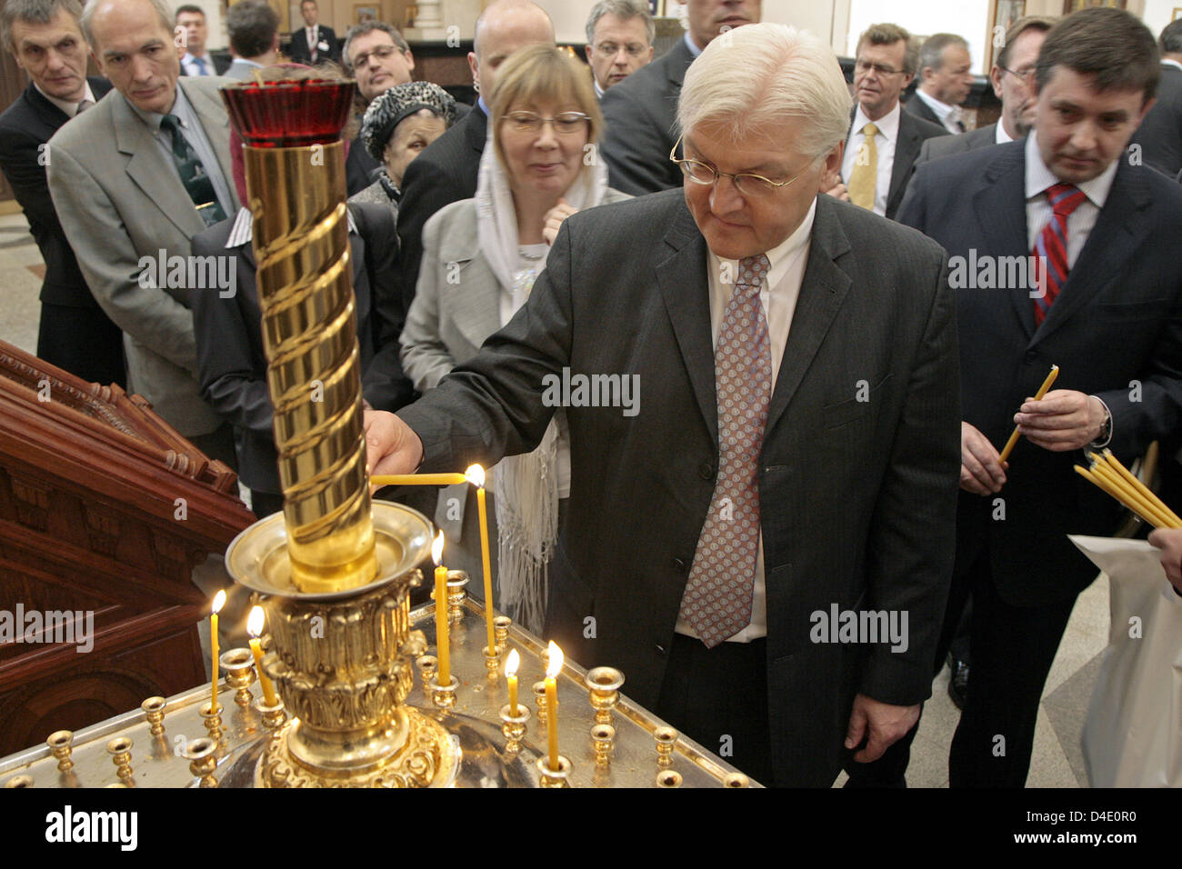 Der deutsche Außenminister Frank-Walter Steinmeier (2-R) zündet eine Kerze bei seinem Besuch in der Allerheiligen-Kirche in Jekaterinburg, Russland, 13. Mai 2008. Die Kirche wurde gebaut, zu Ehren des Russlands letzte Zar Nikolas II der Romanow-Dynastie - 1918 ermordet- und seine Familie an der Stelle der Ipatiev House, wo die kaiserliche Familie gefangen und ermordeten stattfand. Mr Steinm Stockfoto