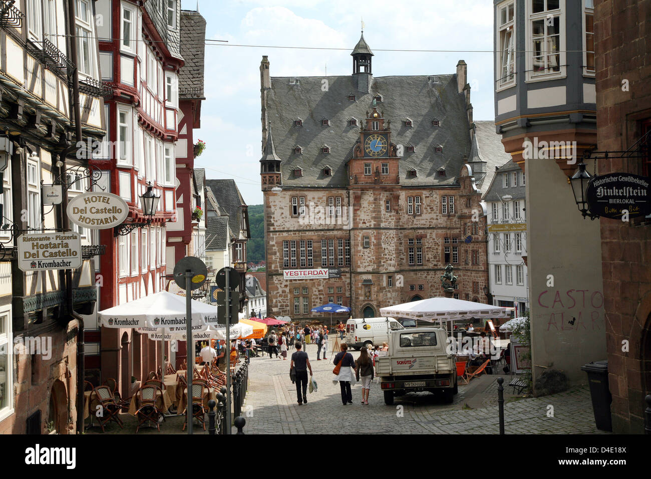 Das Bild zeigt den alten Marktplatz vor dem historischen Rathaus (zurück) in Marburg, Deutschland, 13. Mai 2008. Foto: Uwe Zucchi Stockfoto