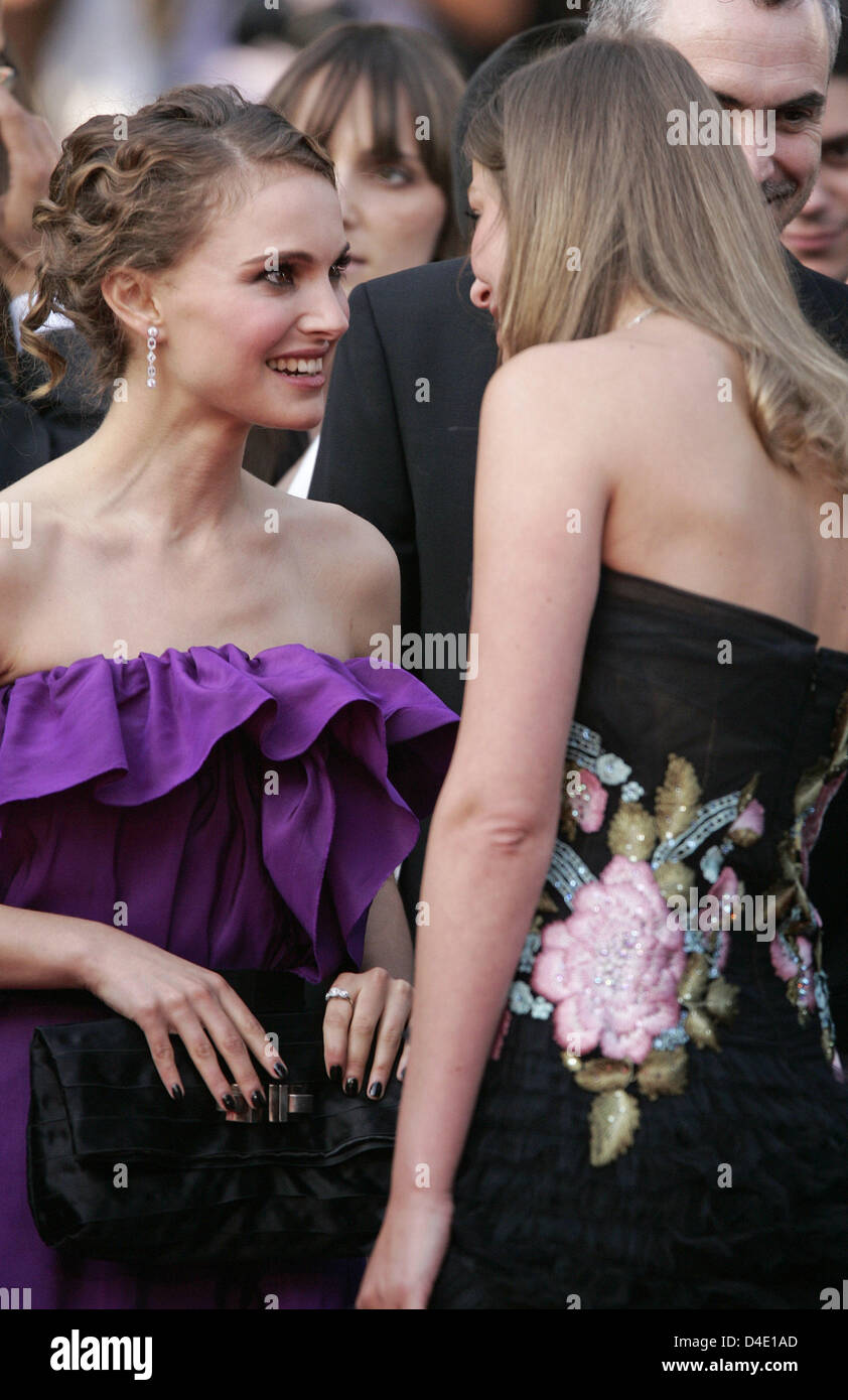 Jury-Mitglieder Natalie Portman (L) und Alexandra Maria Lara kommen für das Screening von "Blindheit" Eröffnung der 61. Filmfestspiele von Cannes am Palais des Festivals in Cannes, Frankreich, 14. Mai 2008. Blindheit ist eines der offiziellen Wettbewerb Filme. Foto: Hubert Boesl Stockfoto