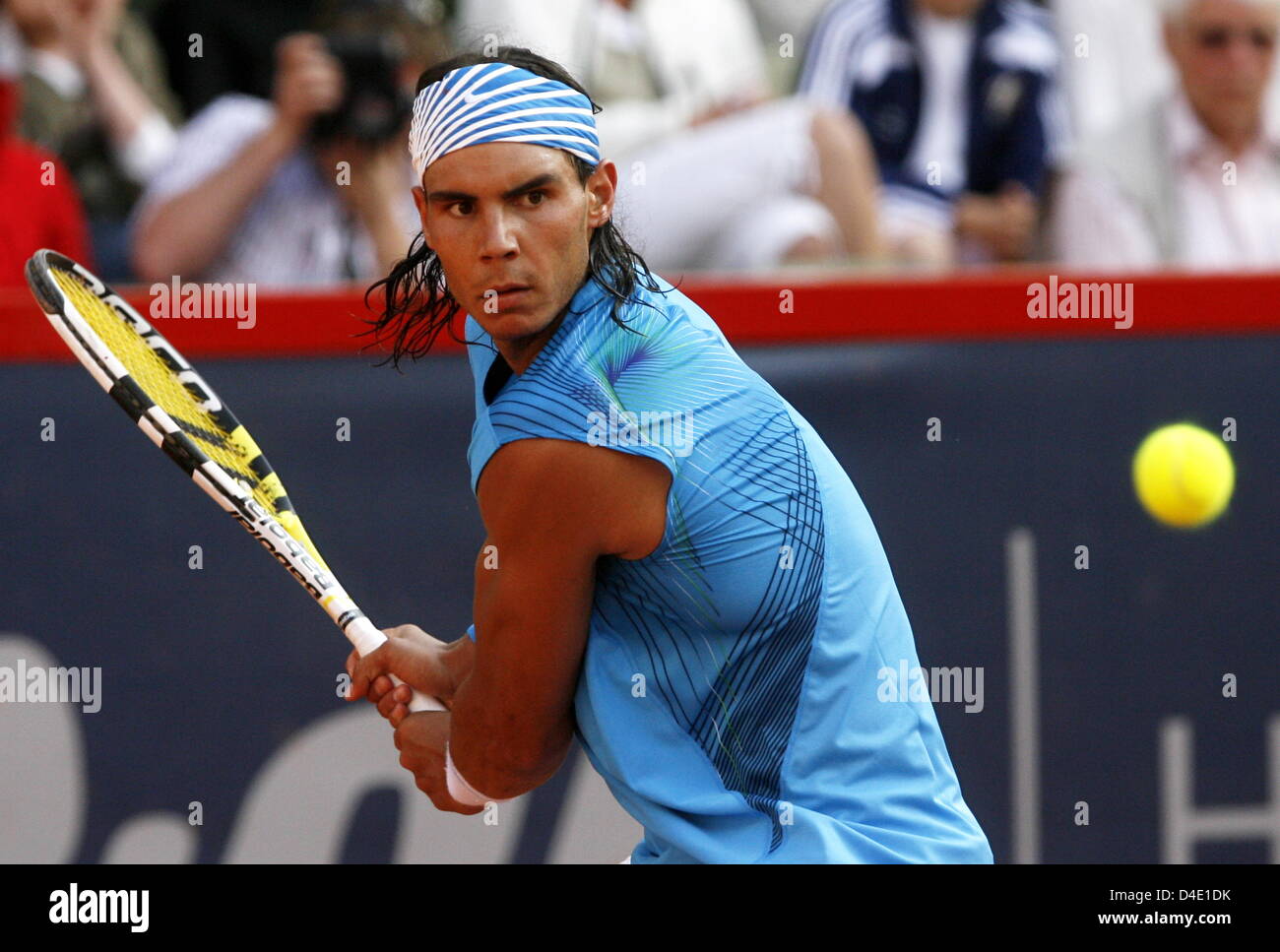 Spanischen Rafael Nadal spielt eine Rückhand gegen italienische Starce in seinem zweiten Vorrundenspiel der ATP Masters Series am Rothenbaum in Hamburg, Deutschland, 14. Mai 2008. Foto: Maurizio Gambarini Stockfoto