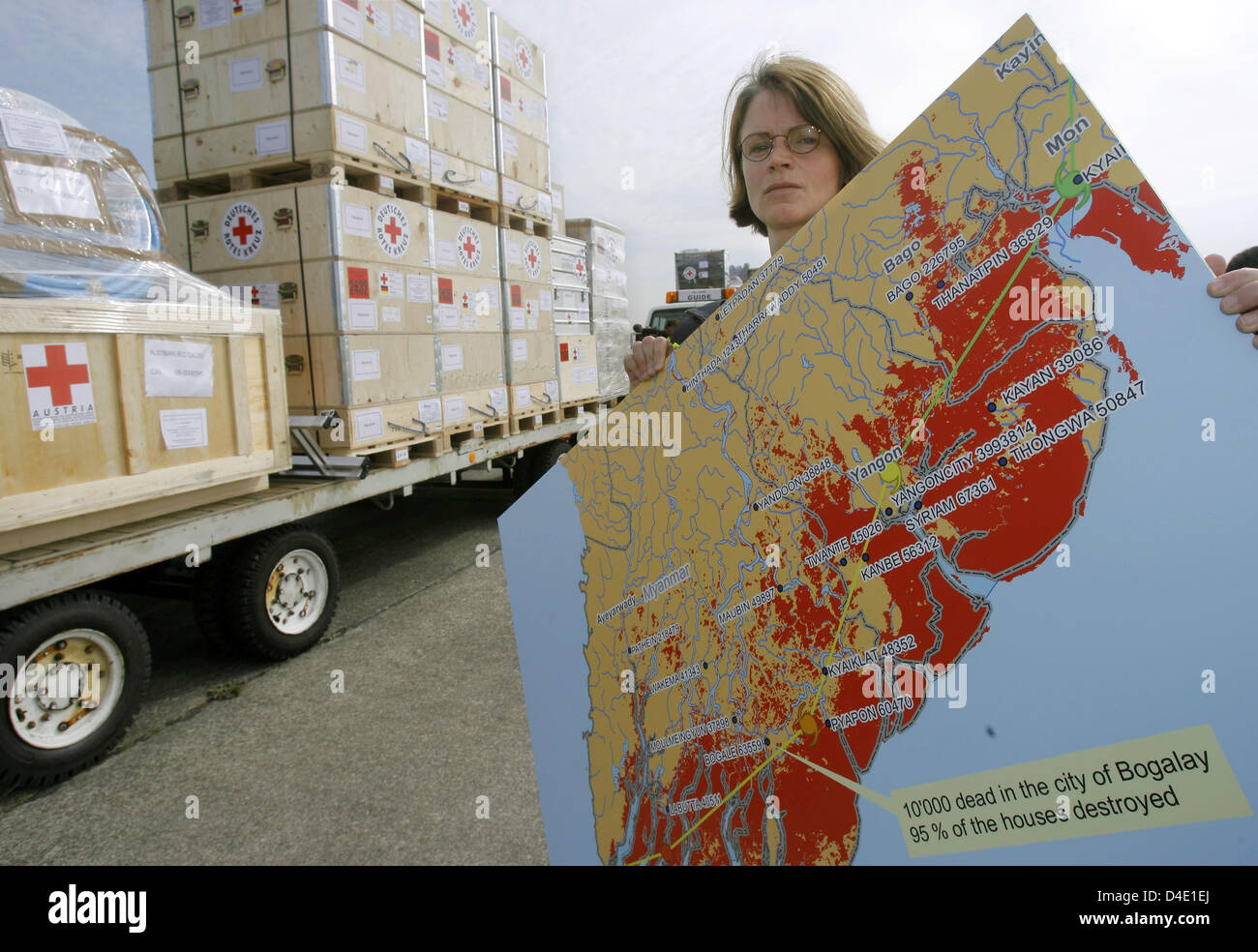 Boxen mit dem Logo des Deutschen Roten Kreuzes (DRK) sind auf dem Flughafen Berlin-Schönefeld in Berlin, Deutschland, 15. Mai 2008 abgebildet. Unter anderen Hilfe gesandt, das DRK 6 mobile Einheiten für die Wasserreinigung nach Burma. Sie liefern etwa 15.000 Menschen mit frischem Wasser jeden Tag. Im Zyklon wurde Nargis Wasserversorgung in einigen Regionen des Landes völlig zerstört. Foto: TIM BRAKEMEIER Stockfoto