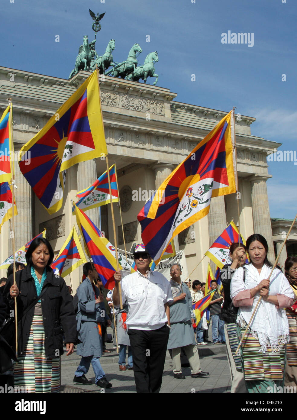 Anhänger des Dalai Lama pass durch das Brandenburger Tor in Berlin, Deutschland, 19. Mai 2008. Der Dalai Lama wird am Nachmittag eine Rede vor der Berliner Wahrzeichen liefern. Foto: PEER GRIMM Stockfoto