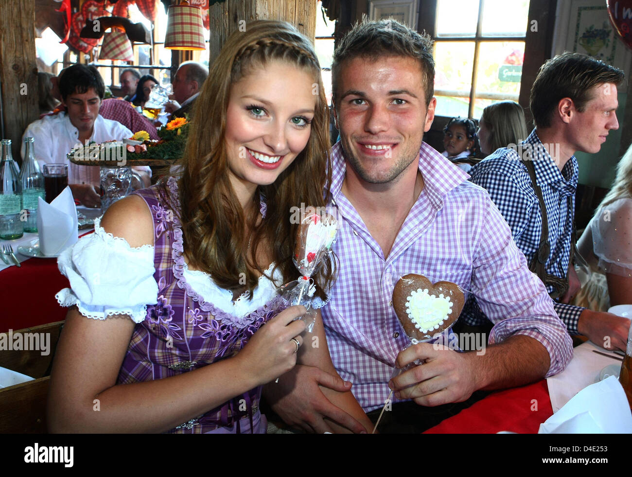 FC Bayern München Torwart Michael Rensing und seine Freundin Saskia ...