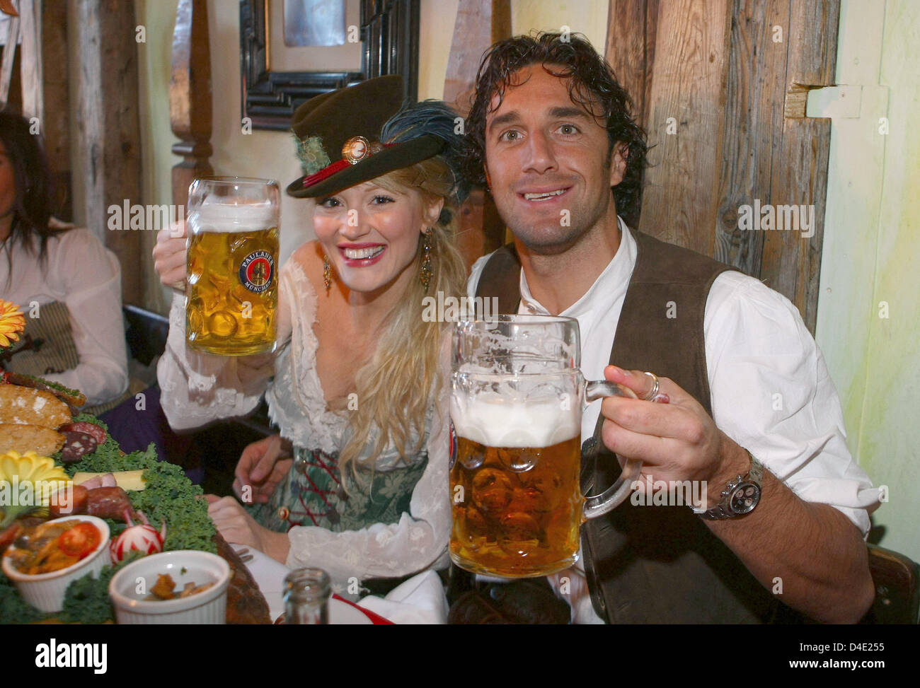 Nationalspieler Luca Toni (Italien), des Bundesligisten FC Bayern München und seine Freundin Marta Cecchetto stellen bei Kaefer-Zelt während der "Wiesn" in München, Deutschland, 5. Oktober 2008. Foto: ALEXANDER man Stockfoto