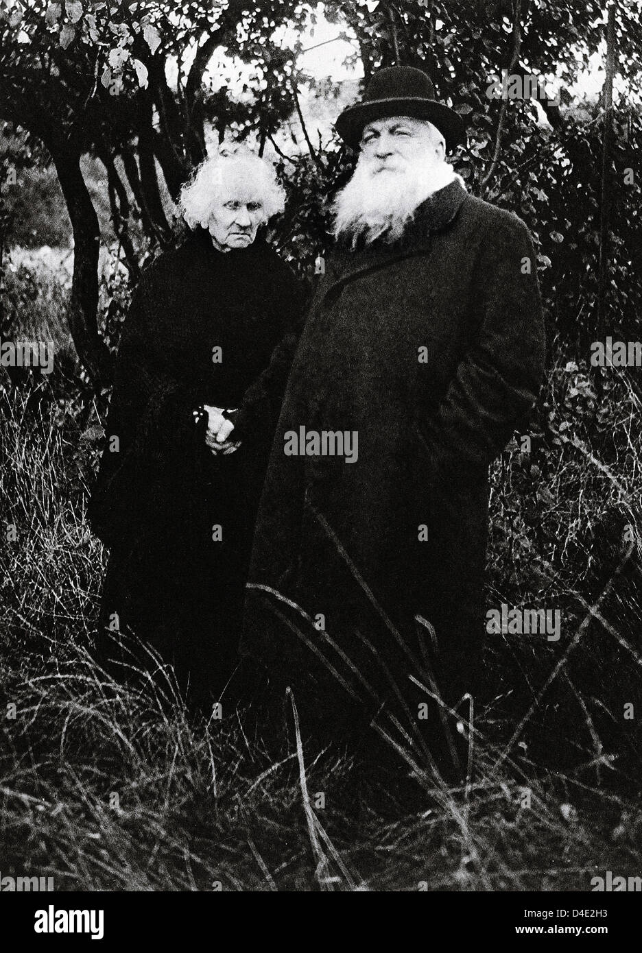 Auguste Rodin 1840 bis 1917 mit seinem Begleiter Rose Beuret im Garten