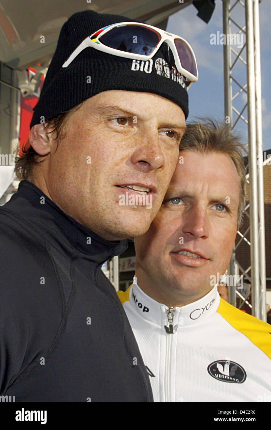 Deutschen ehemaligen Radsport champions Steffen Wesemann (R) und Jan Ullrich im Bild vor dem Abschied-Rennen für Wesemann in Wolmirstedt, Deutschland, 4. Oktober 2008. 37-j hrige Ullrich, der bereits aus der Profi-Radsport Sport zurückgezogen hat, nahmen an dem 48 Kilometer Abschied Rennen für Wesemann, Course De La Paix Sieger. Wesemann radelte für Team Telekom und T-Mobile f Stockfoto