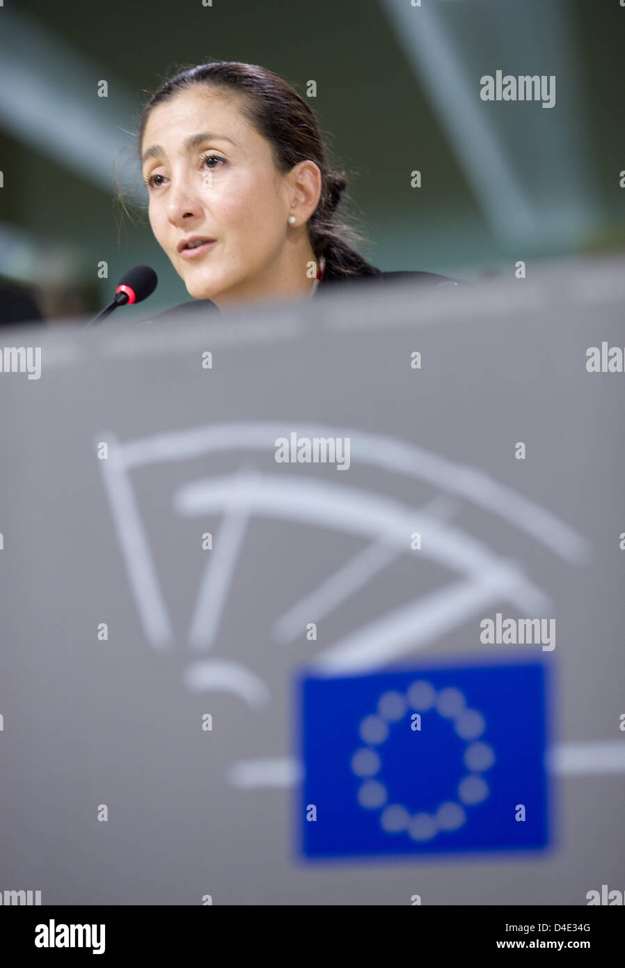 Ehemaligen kolumbianischen Präsidenten Kandidat und ehemaligen kolumbianischen FARC Guerilla Geisel, französisch-kolumbianische Ingrid Betancourt, besucht eine Pressekonferenz im Europäischen Parlament in Brüssel, Belgien, 8. Oktober 2008. Betancourt, die im Juli 2008 nach mehr als sechs Jahre lang in Gefangenschaft durch FARC (Revolutionäre Streitkräfte Kolumbiens) statt befreit wurde, gehört zu den hochkarätigen Stockfoto