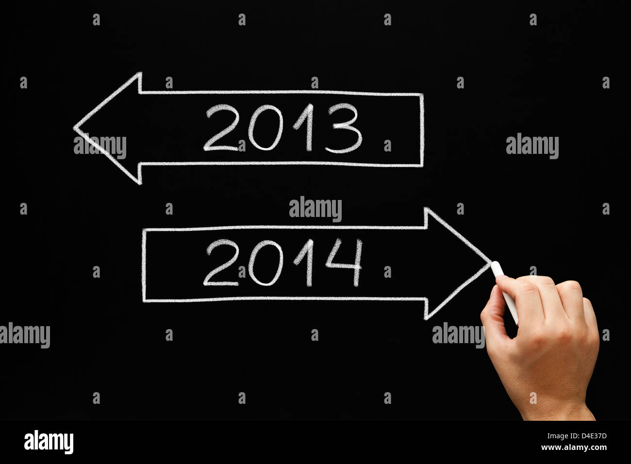 Handzeichnung Neujahr Konzept mit weißer Kreide auf eine Tafel. Weiter zum Jahr 2014 und im Jahr 2013 hinter verlassen. Stockfoto