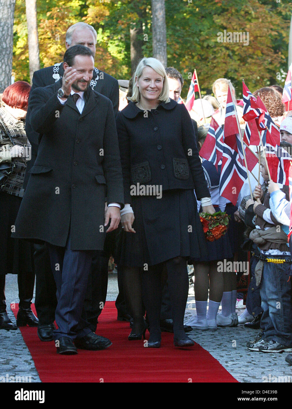 Kronprinz Haakon und Kronprinzessin Mette-Marit sprechen für die Anwohner in Bamble, Norwegen, 9. Oktober 2008. Das Paar ist auf eine drei-Tages-Tour durch das Land. Foto: Albert Nieboer (Achtung: Niederlande heraus!) Stockfoto