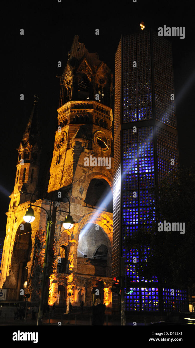 Die Kaiser-Wilhelm-Gedächtniskirche wird in buntes Licht während einer Probe für das "Festival of Lights" in Berlin, Deutschland, 13. Oktober 2008 getaucht. Mehr als 40 Lichtinstallationen beleuchten viele Sehenswürdigkeiten, Straßen und Plätze in Berlin vom 14. bis 26. Oktober. Foto: Rainer Jensen Stockfoto