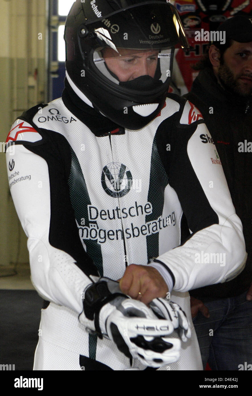 Deutsche Rennfahrer Michael Schumacher fährt seine Honda Team Holzhauer beim Training in der IDM Superbike-Rennen in Oschersleben, Deutschland, 16. Mai 2008. Foto: Jens Wolf Stockfoto