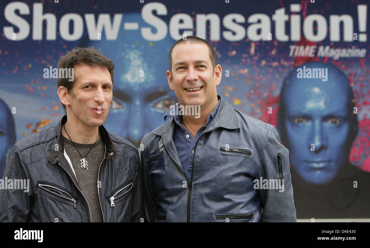 Matt Goldman (L) und Phil Stanton (R) der Blue Man Group posieren für Fotos in Berlin, Deutschland, 16. Mai 2008. Nach vier Jahren auf der Bühne mit 1,5 Millionen Zuschauern ist die Blue Man Group die erfolgreichste Produktion in Berlin. Seine "Megastar World Tour" startet im Herbst 2008 Touring neun Städten in Deutschland. Foto: Jens Kalaene Stockfoto