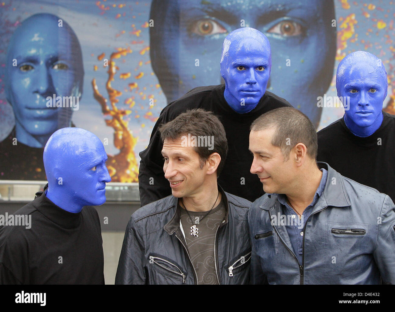 Matt Goldman (2 L) und Phil Stanton (2-R) der Blue Man Group posieren für Fotos in Berlin, Deutschland, 16. Mai 2008. Nach vier Jahren auf der Bühne mit 1,5 Millionen Zuschauern ist die Blue Man Group die erfolgreichste Produktion in Berlin. Seine "Megastar World Tour" startet im Herbst 2008 Touring neun Städten in Deutschland. Foto: Jens Kalaene Stockfoto