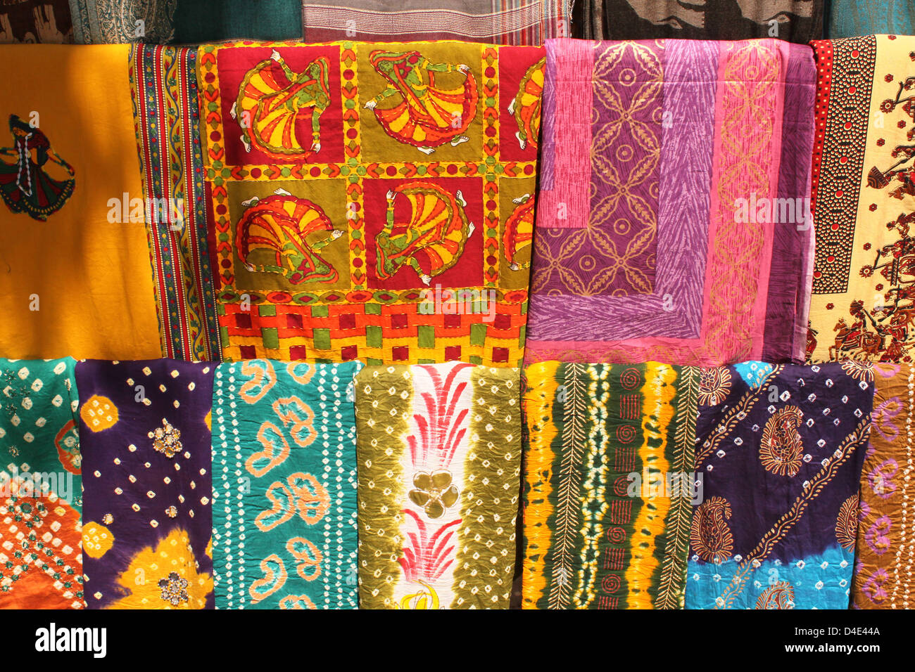 Bunten traditionellen Rajasthani Kleidung oder Tücher Stockfoto