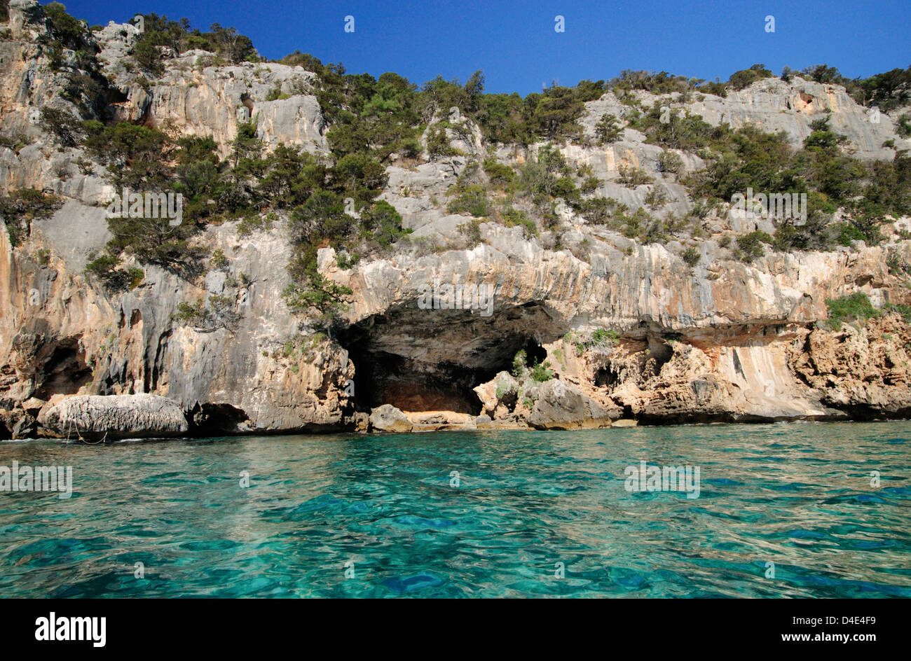 Höhle und klares Meerwasser in der Nähe von Bue Marino Hoehlen Eingang, Cala Gonone Küste, Golf von Orosei, Sardinien, Italien Stockfoto