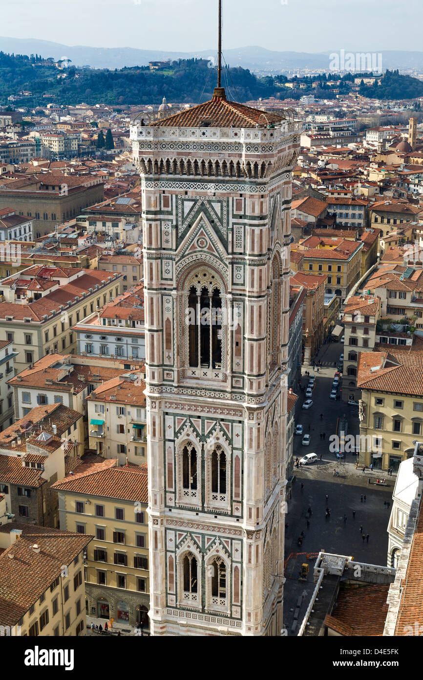 1359, Giotto entworfen Campanile gebaut aus toskanischem Marmor, an der Piazza Del Duomo, Florenz, Italien. Vom Dom-Dach. Stockfoto